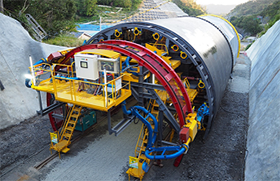 トンネル覆工コンクリート自動施工ロボットシステム