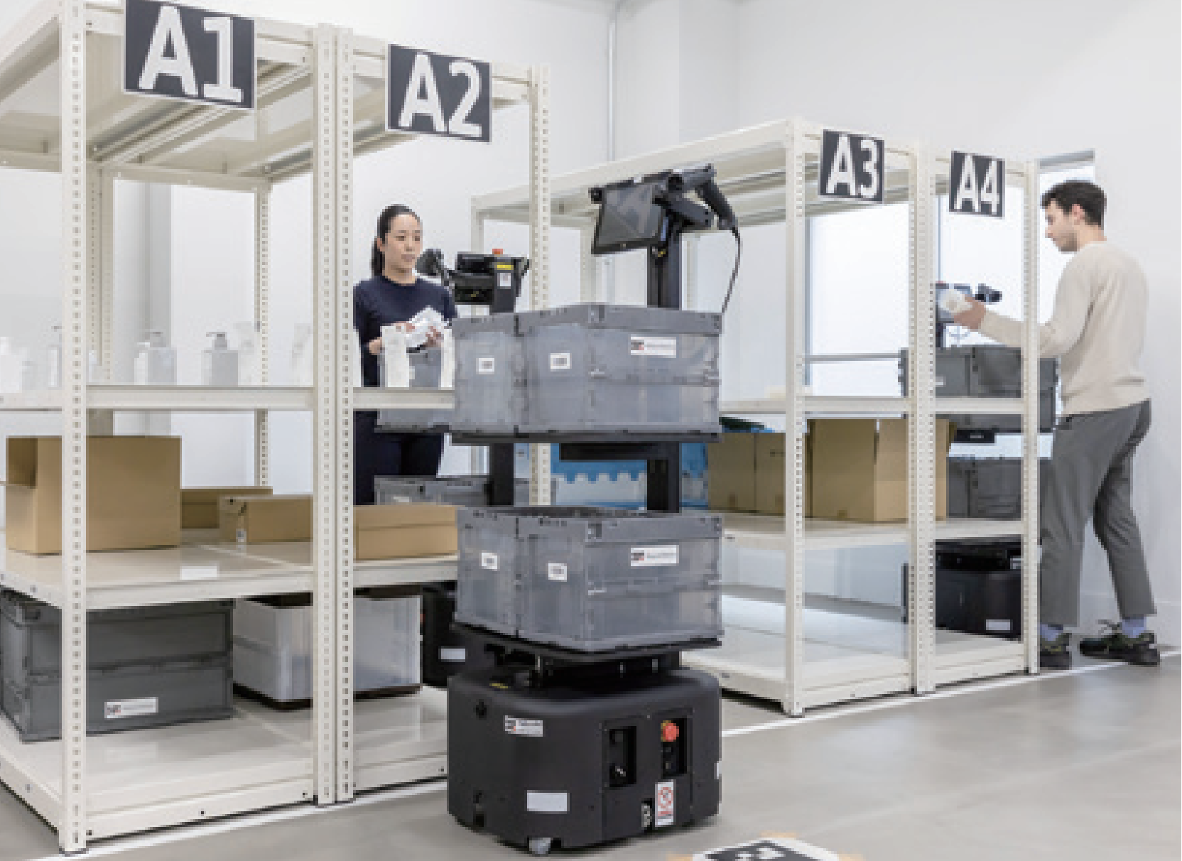 人と協働作業する「ラピュタPA-AMR」