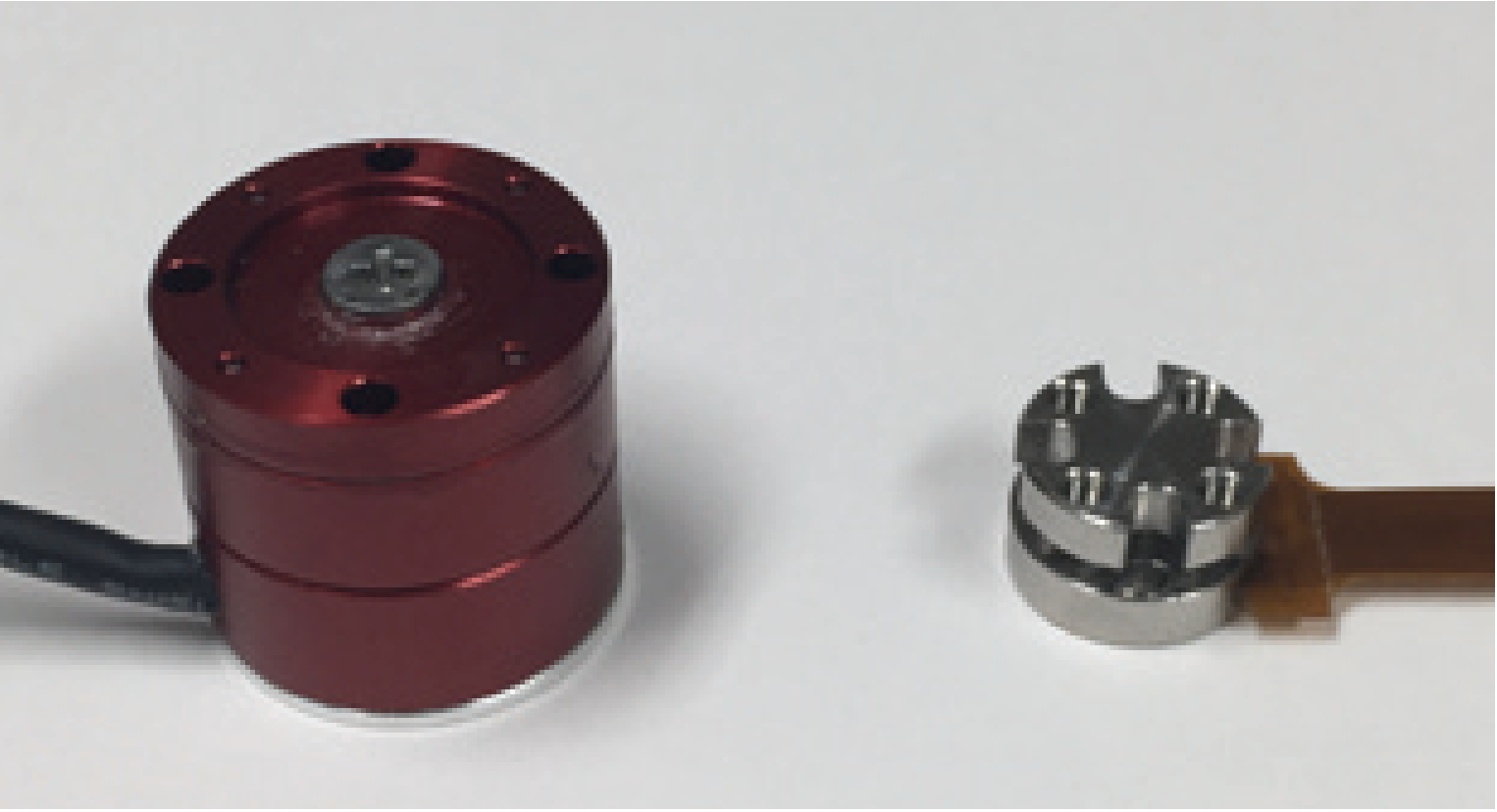 左： Mini Dyn Pick（φ18） 6軸力覚センサ検出軸 従来のひずみゲージ式の補正BOXと補正機能内蔵のDyn Pick 右： μ Dyn Pick（φ10）