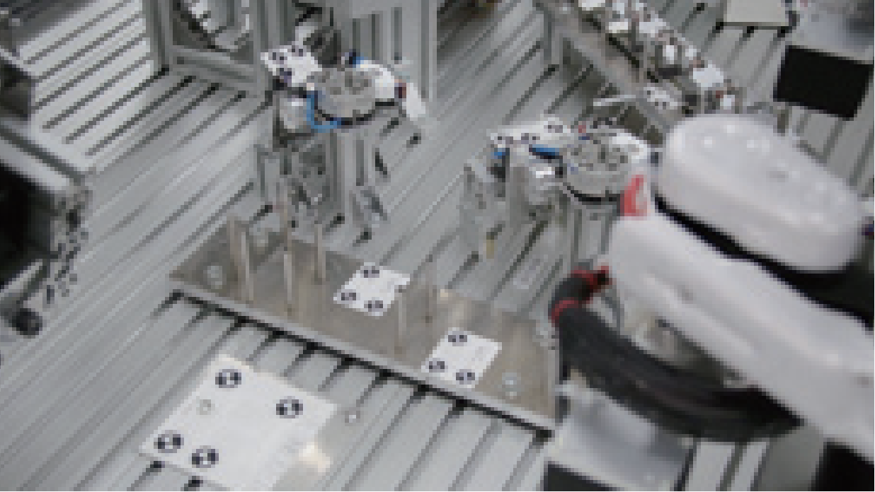 クロスマーク貼付による三次元位置の認識技術 NEXTAGE7台によって構築された新しい組立ライン