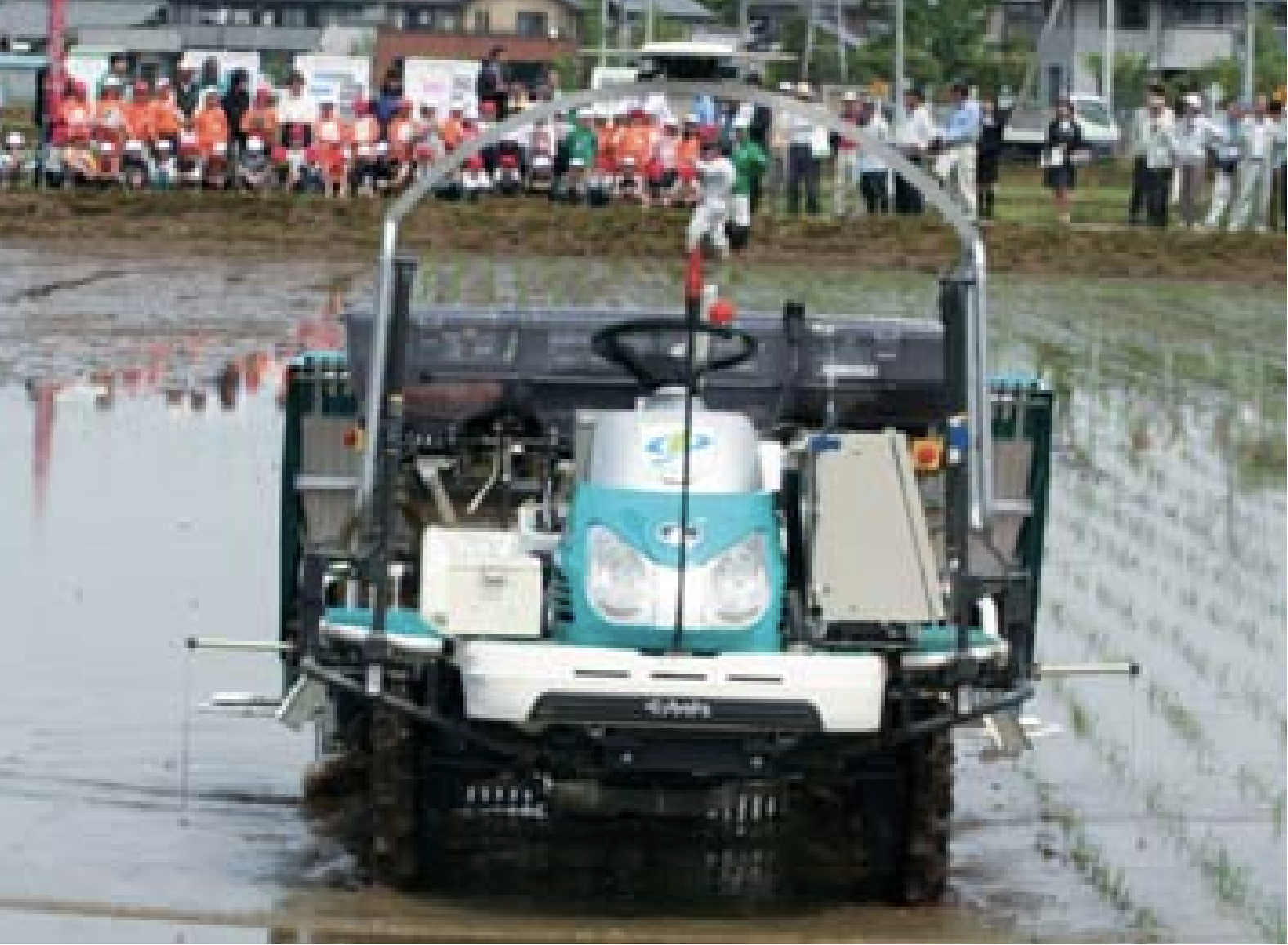農家と小学生に田植えロボットの実演
