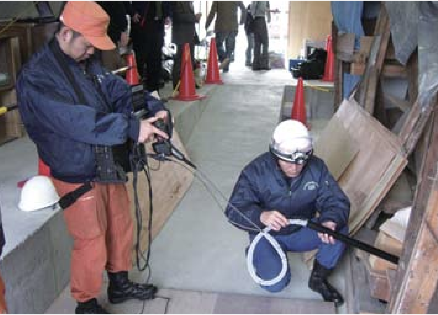 繊毛振動型駆動機構の原理 国際レスキューシステム研究機構神戸ラボラトリー倒壊家屋実験施設での実証試験