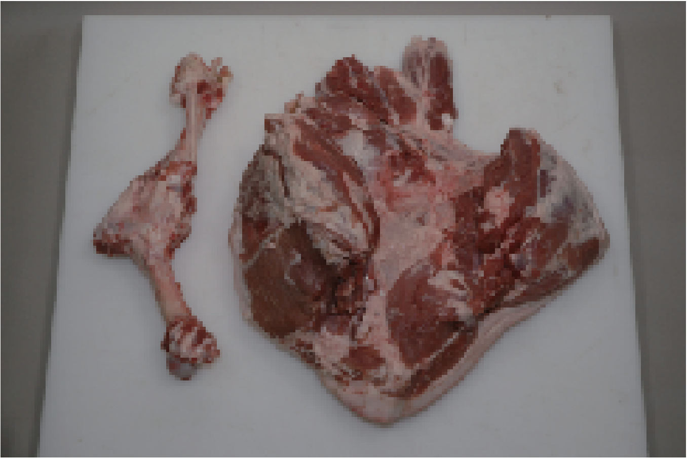 自動処理後の豚もも肉と骨