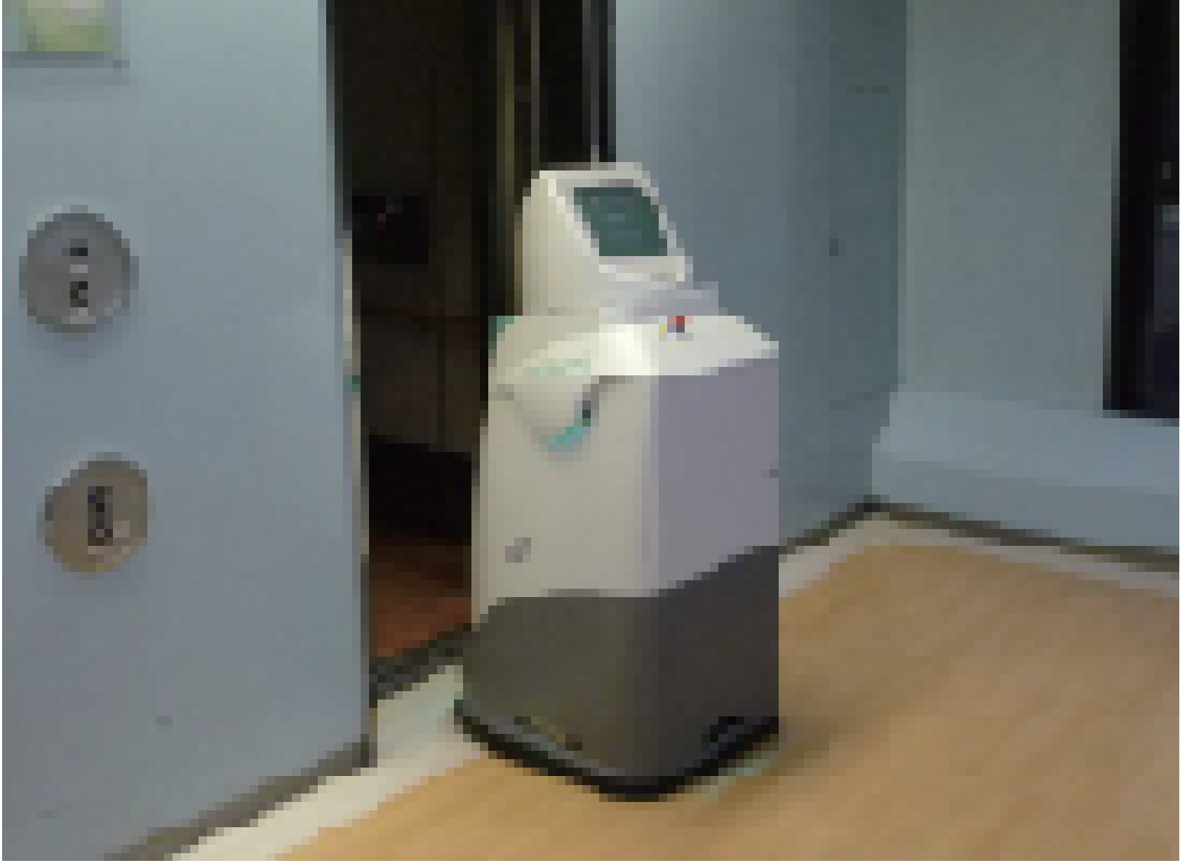 エレベータに搭乗するHOSPI