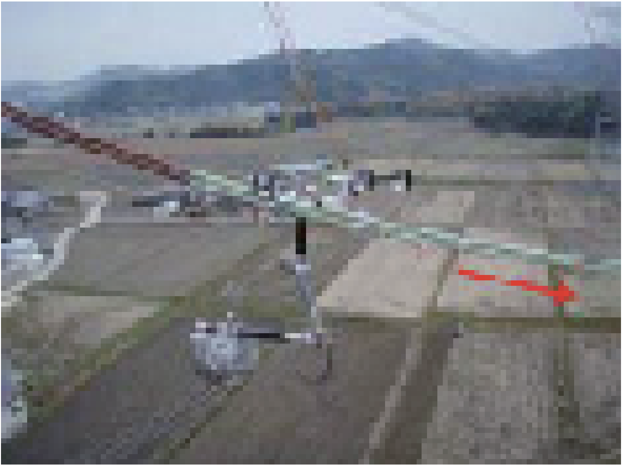 絶縁棒を使った電線乗り移り作業