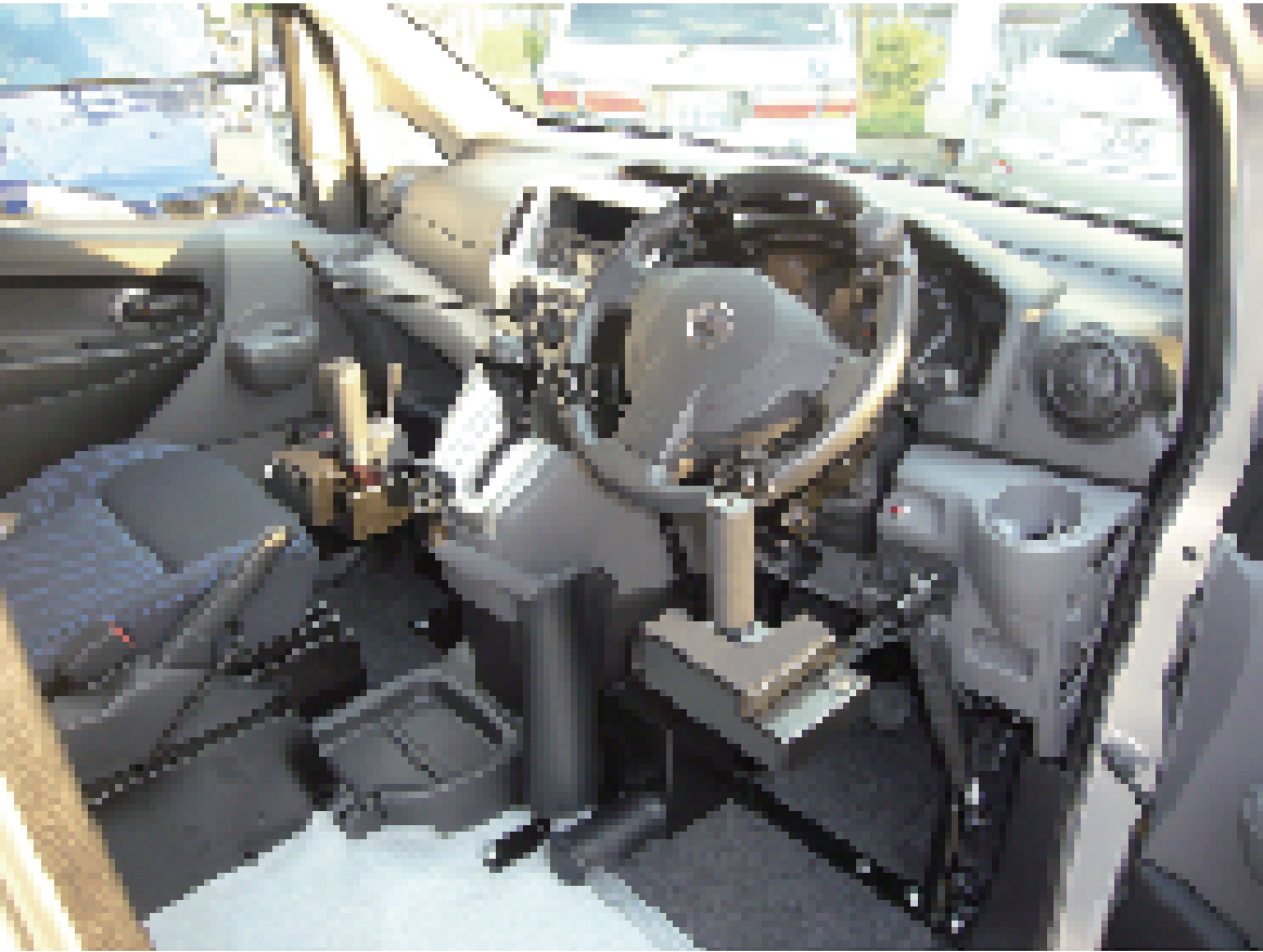 車両に搭載した様子（2本ジョイスティックタイプ）