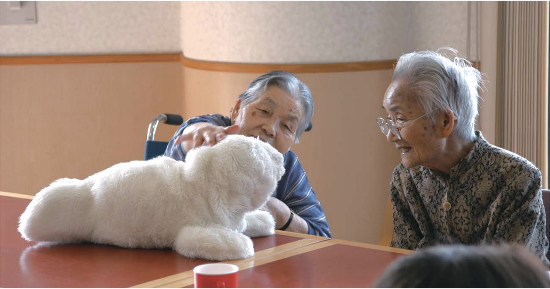 機械を感じさせないデザインと愛着を醸成する自立性